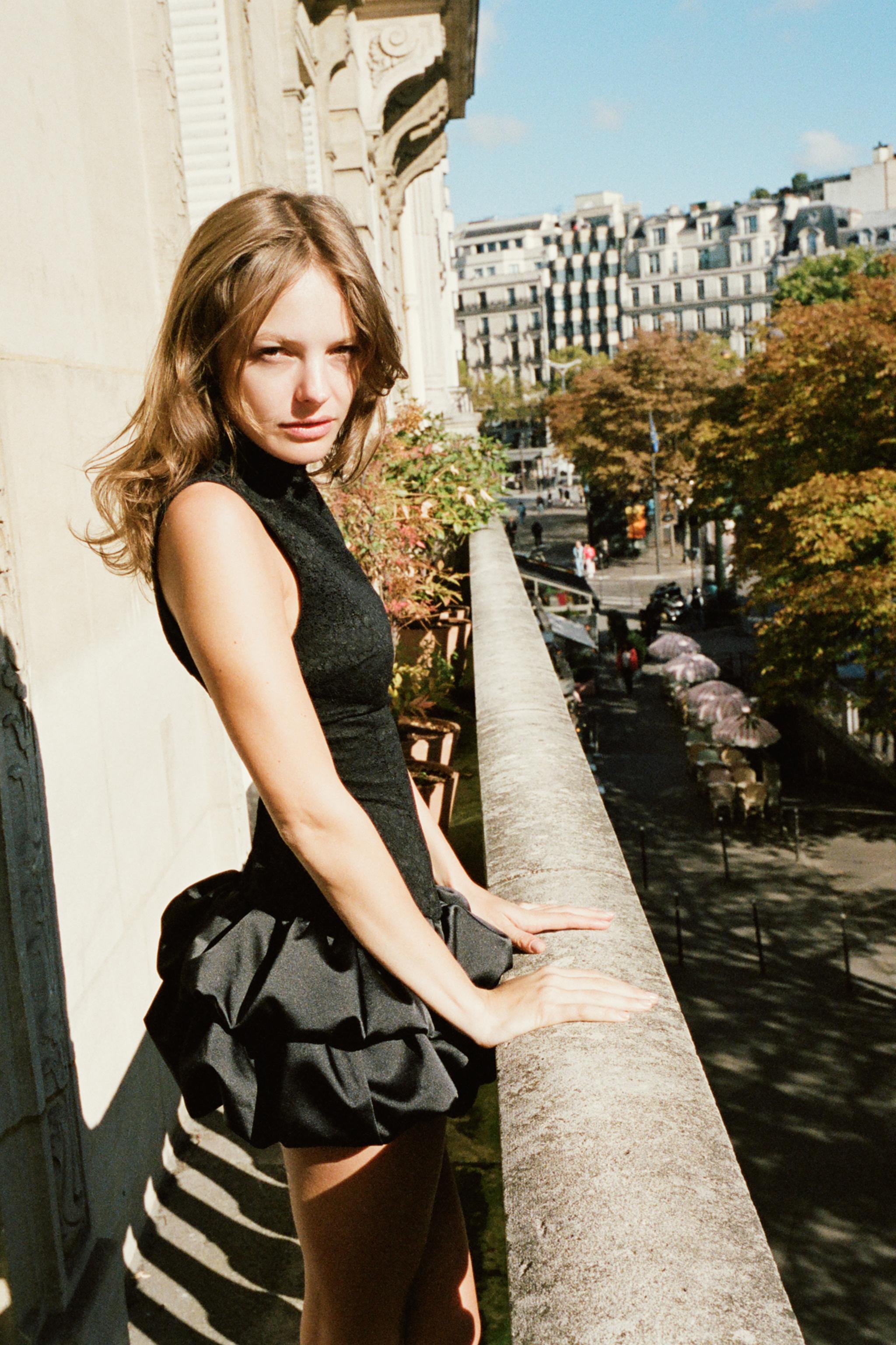 ROBE COURTE EN MATIÈRES VARIÉES ET DENTELLE